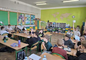 Uczniowie uczestniczą w quizie_