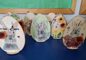 Drewniane jajka ozdobione techniką decupagu_