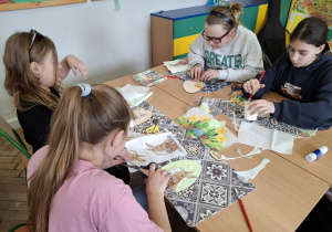 Dziewczynki tworzą wielkanocne ozdoby_