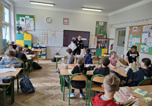 Mama Ani tłumaczy technikę wykonywania jajek_