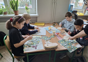 Uczniowie tworzą prace technika decupagu_