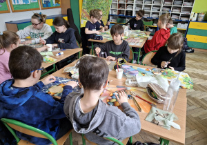 Uczniowie tworzą wielkanocne ozdoby_