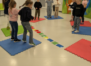 dzieci wykonują zadania