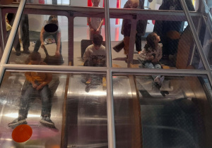 dzieci na zjeżdzalni