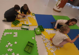 dzieci układają puzzle