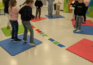 dzieci wykonują zadania