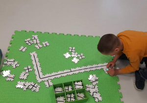 dziecko układa puzzle