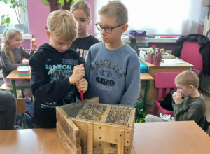 Chłopiec wkręca wkręty