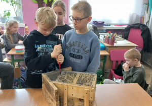 Chłopiec wkręca wkręty