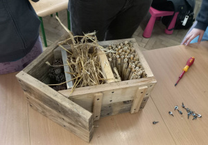 Drewniany domek dla murarek