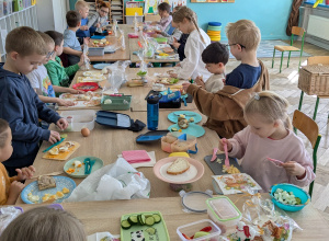 dzieci jedzą śniadanie