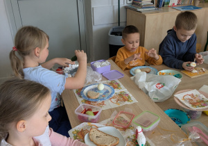 dzieci jedzą śniadanie