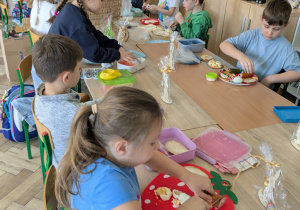 dzieci jedzą śniadanie