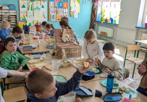 dzieci jedzą śniadanie