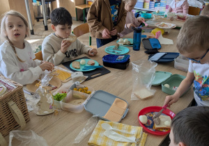 dzieci jedzą śniadanie