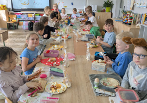 dzieci jedzą śniadanie