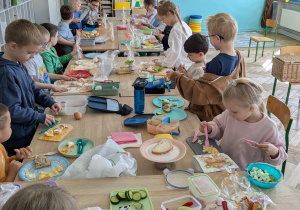 dzieci jedzą śniadanie