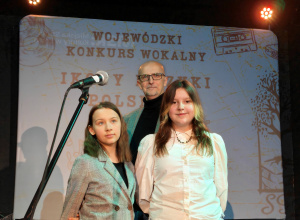 dziewczęta z opiekunem muzycznym