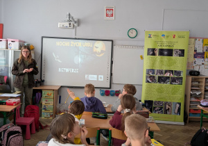 Kobieta opowiada uczniom o nietoperzach