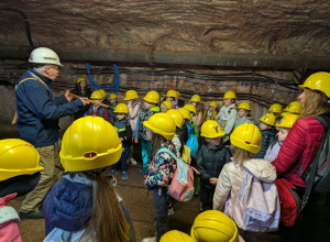 Dzieci idą przez kopalnie soli