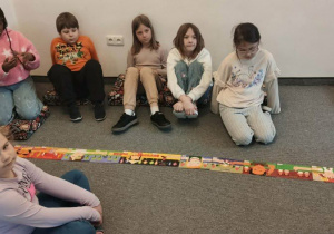 dzieci układają puzzle