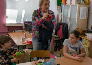 Dziecko pokazuje uszytą maskotkę