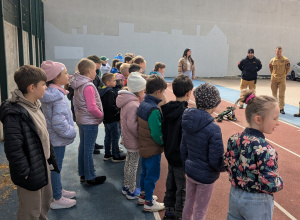 dzieci ogladaja sprzet strazacki
