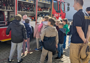 dzieci patrza na sprzet strazacki
