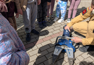 dzieci patrza na sprzet strazacki