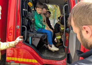 dzieci patrza na sprzet strazacki
