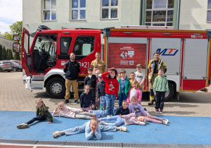 dzieci patrza na sprzet strazacki