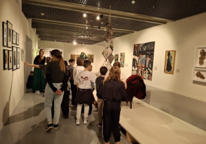 Dzieci zwiedzają wystawę w Muzeum Sztuki_