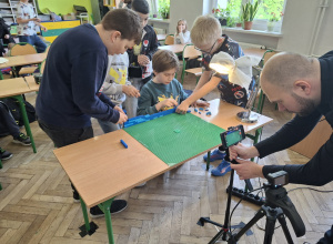 Uczniowie budują scenaografię_