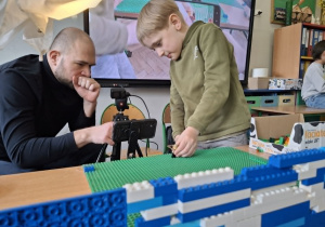 Uczeń animuje ludzika LEGO_
