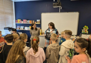 Dzieci przekazują książkę bibliotekarce