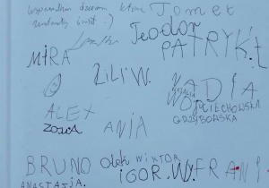 Podpisy uczniów w książce