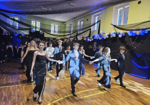uczniowie tańczą poloneza