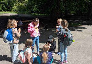 dzieci jedzą lody