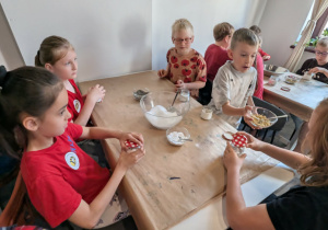 Dzieci wykonują sól do kapieli