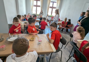 Dzieci wykonują sól do kapieli
