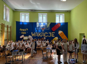 uczniowie występują na scenie