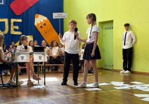 uczniowie występują na scenie