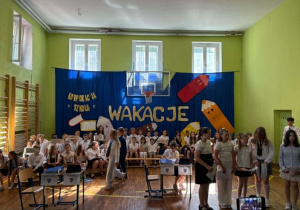 uczniowie występują na scenie