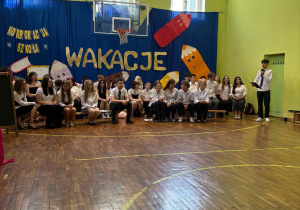 uczniowie występują na scenie