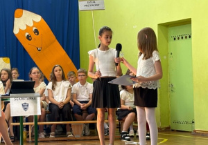 uczniowie występują na scenie