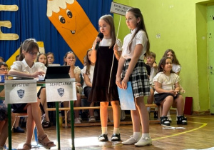 uczniowie występują na scenie