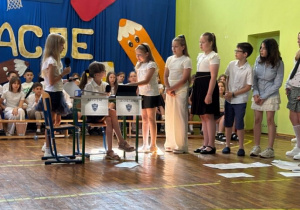 uczniowie występują na scenie