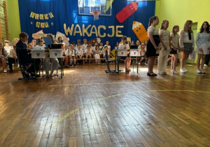 uczniowie występują na scenie