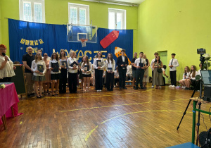uczniowie występują na scenie