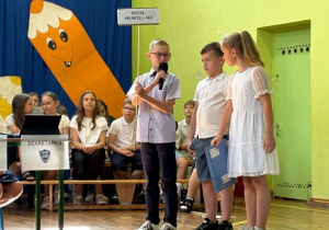 uczniowie występują na scenie